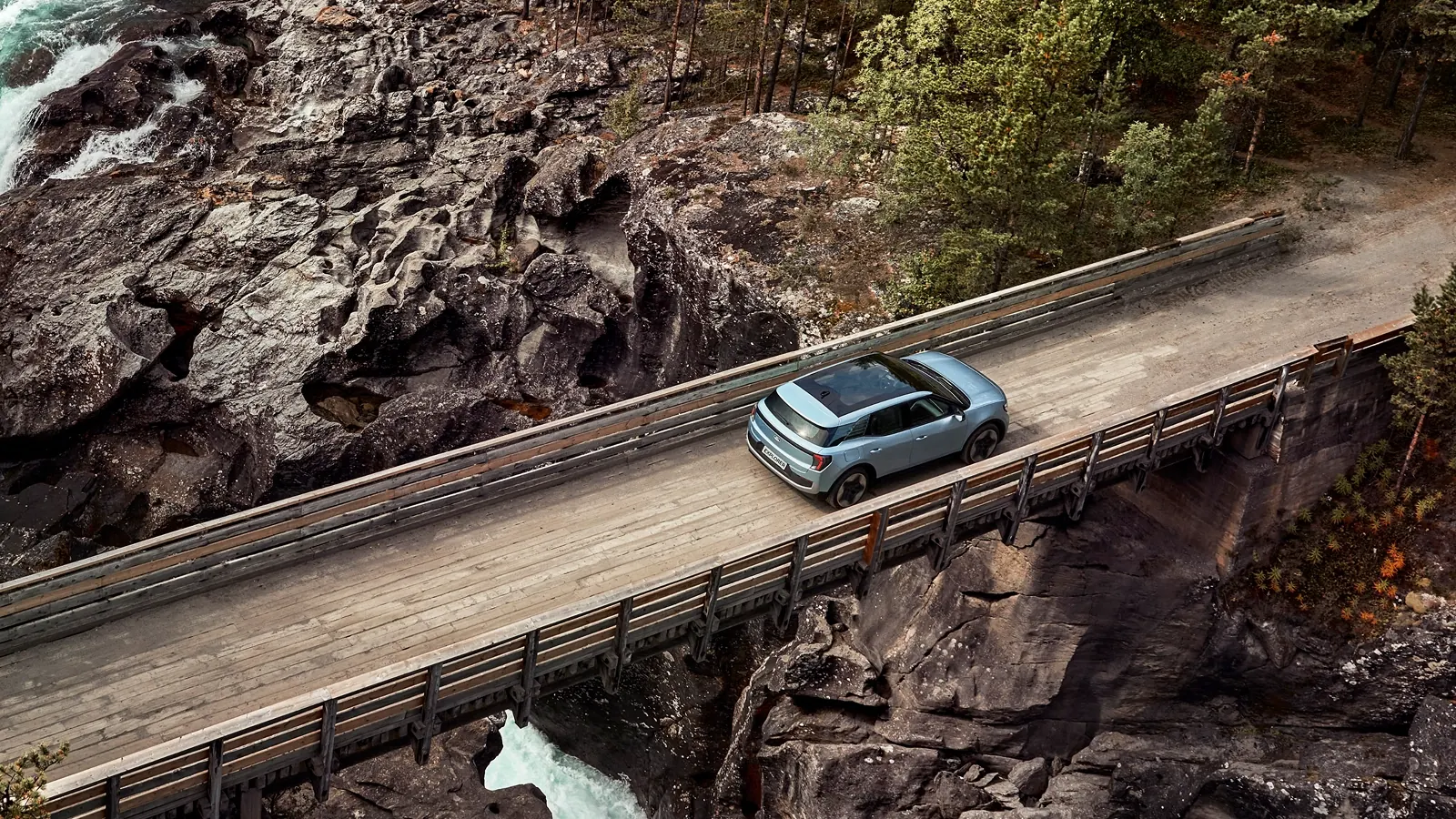 Dağlık bölgede köprü üzerinde Ford Explorer