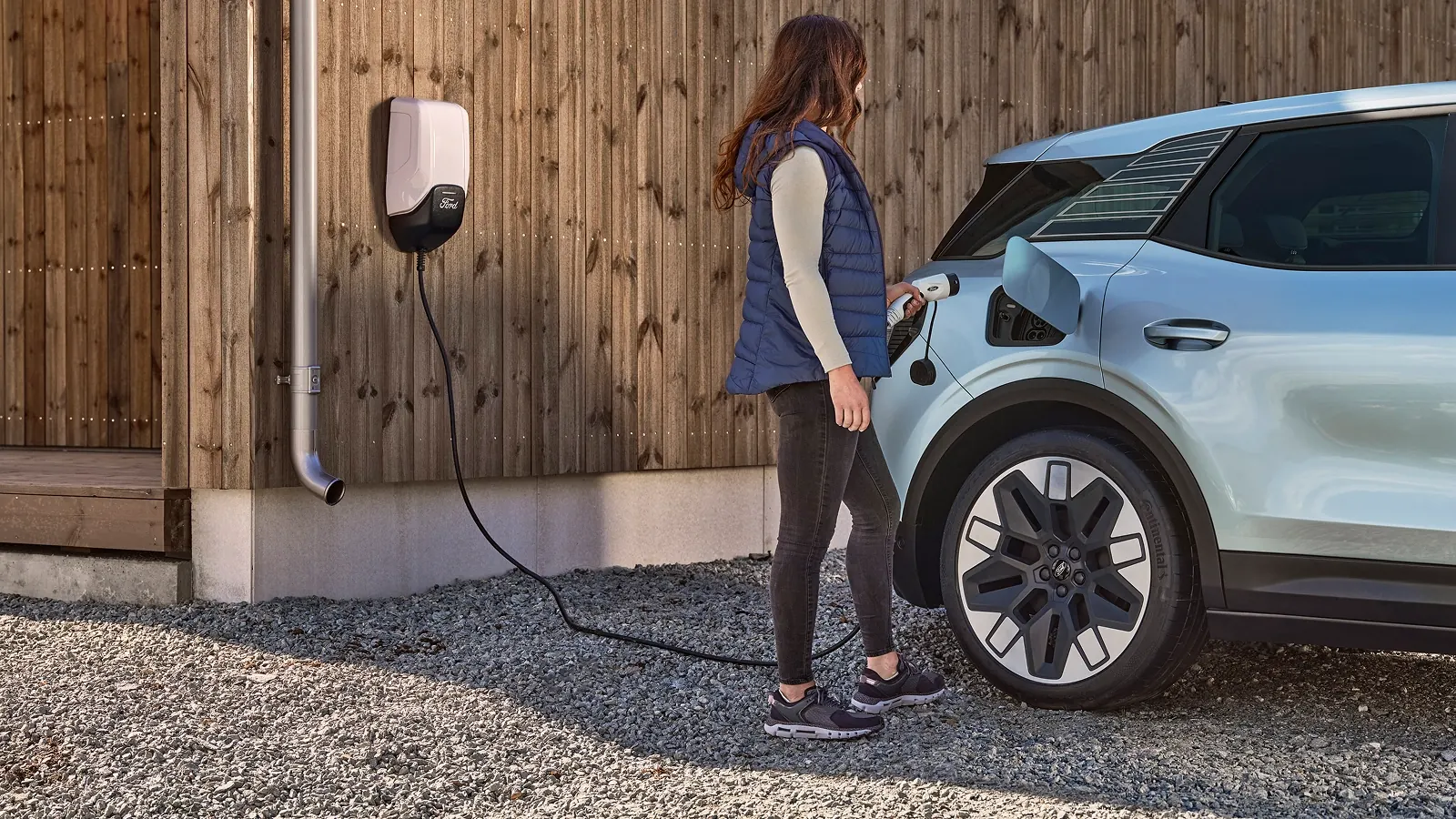 Ev tipi şarj ünitesine bağlanan Ford Explorer