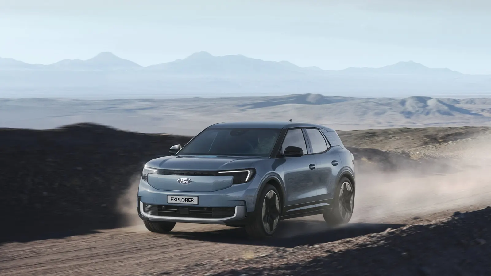 Arazi yolunda hareket halindeki elektrikli Ford Explorer