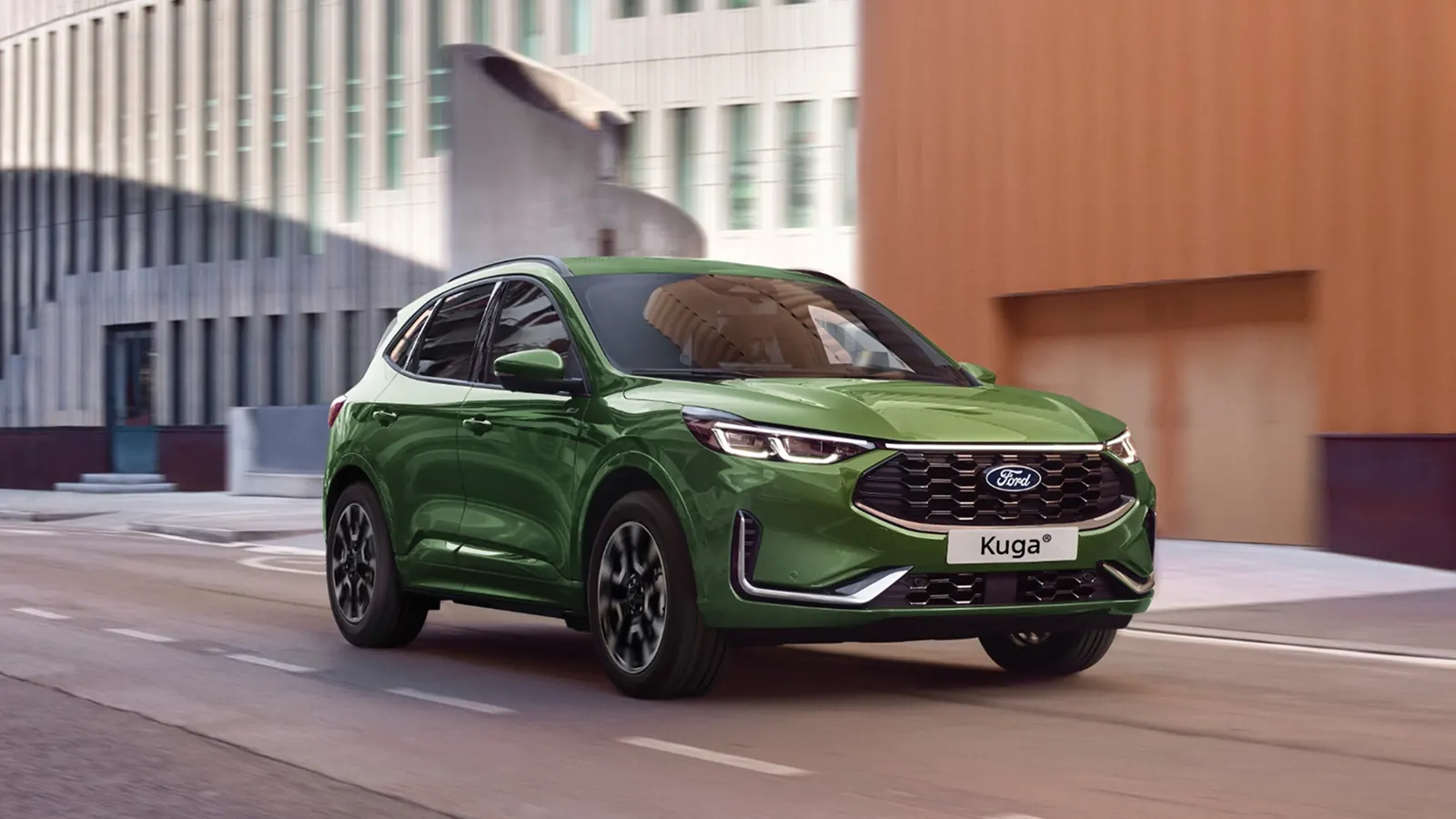 Şehirde hareket halindeki yeşil Ford Kuga önden görünüm