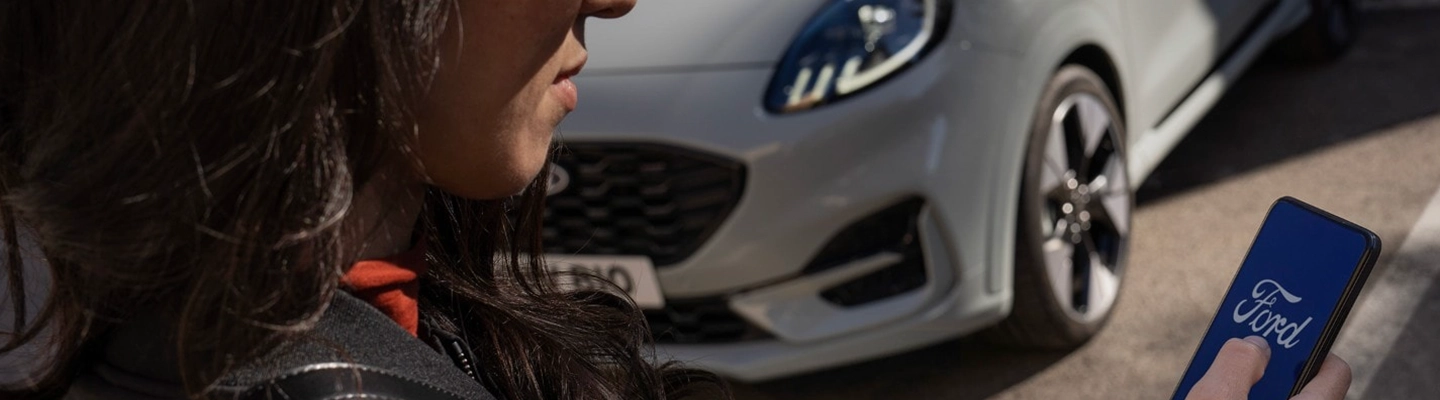 Ford uygulamasını kullanan sürücü ve Ford araç